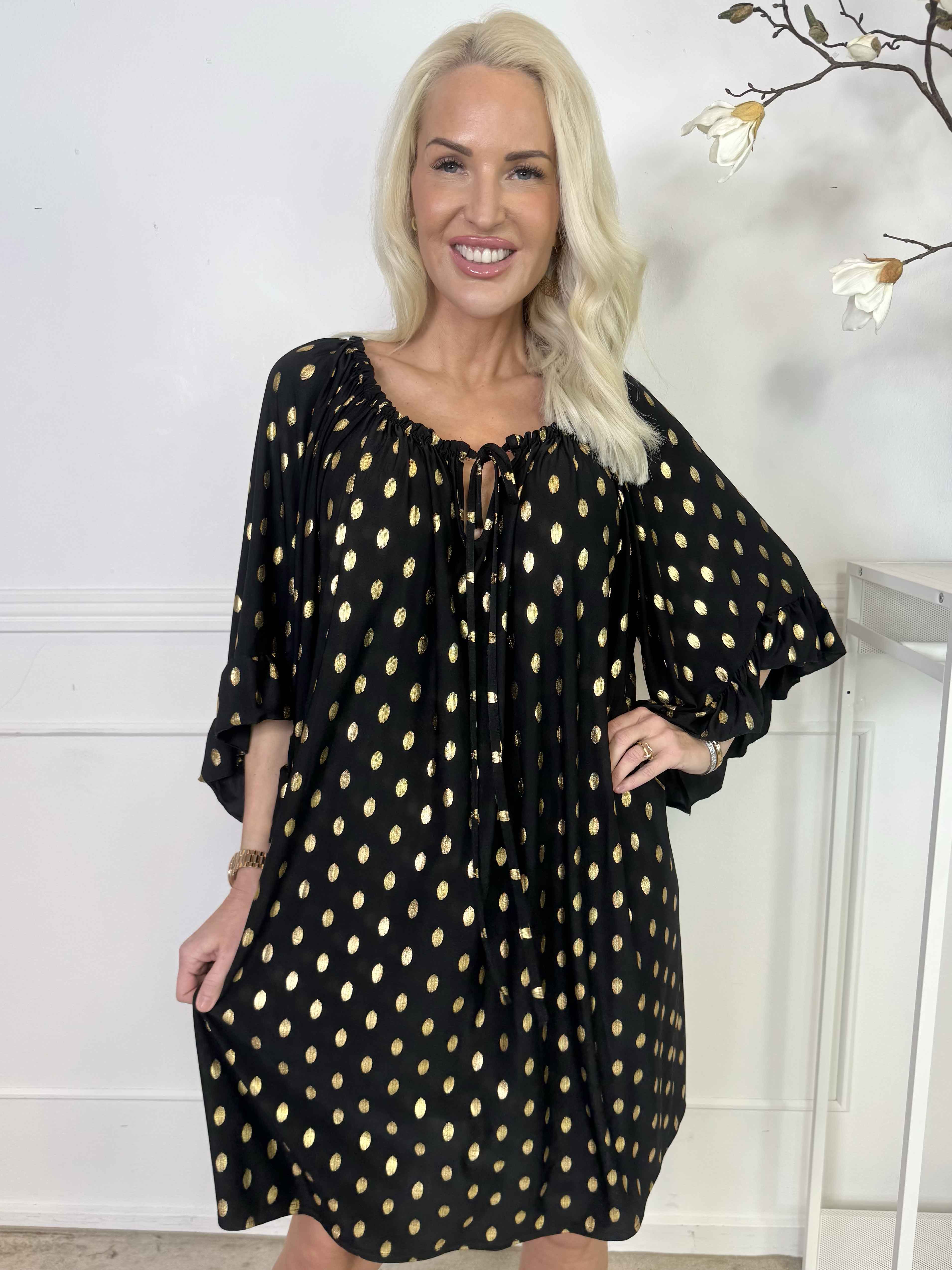 Yasma - Elastisk tunikaklänning med guldprickar och volangärmar